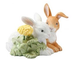 Figurka Króliczki z kwiatem 9.5cm Goebel 66-840-81-0