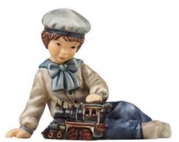 Figurka Chłopczyk bawiący sie parowcem 10 cm Goebel 66-873-89-4