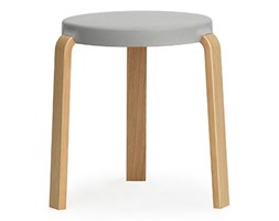 Normann Copenhagen Tap Stool - szary taboret z miękkim siedziskiem i dębowym wykończeniem