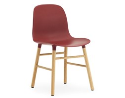 Form Normann Copenhagen czerwone krzesło z drewnianymi nogami (dąb) bez podłokietnika