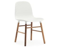 Form Normann Copenhagen białe krzesło z drewnianymi nogami z orzecha