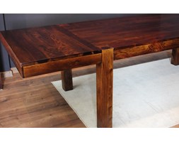 Rozkładany stół z litego drewna. 180-300 cm, 12 osób.