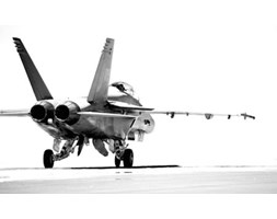 f18 taxiing bw - fototapeta