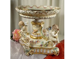 Porcelanowa Patera z Figurami w Stylu Barokowym