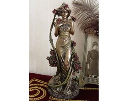 Kobieta Wśród Róż Figura w Stylu Secesyjnym