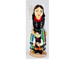 Drewniany anioł stróż z chłopczykiem w łowickim stroju 33 cm